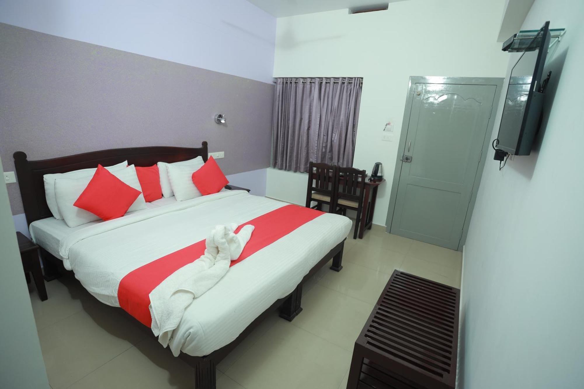 Shanthi Residency Pathanāmthitta Esterno foto